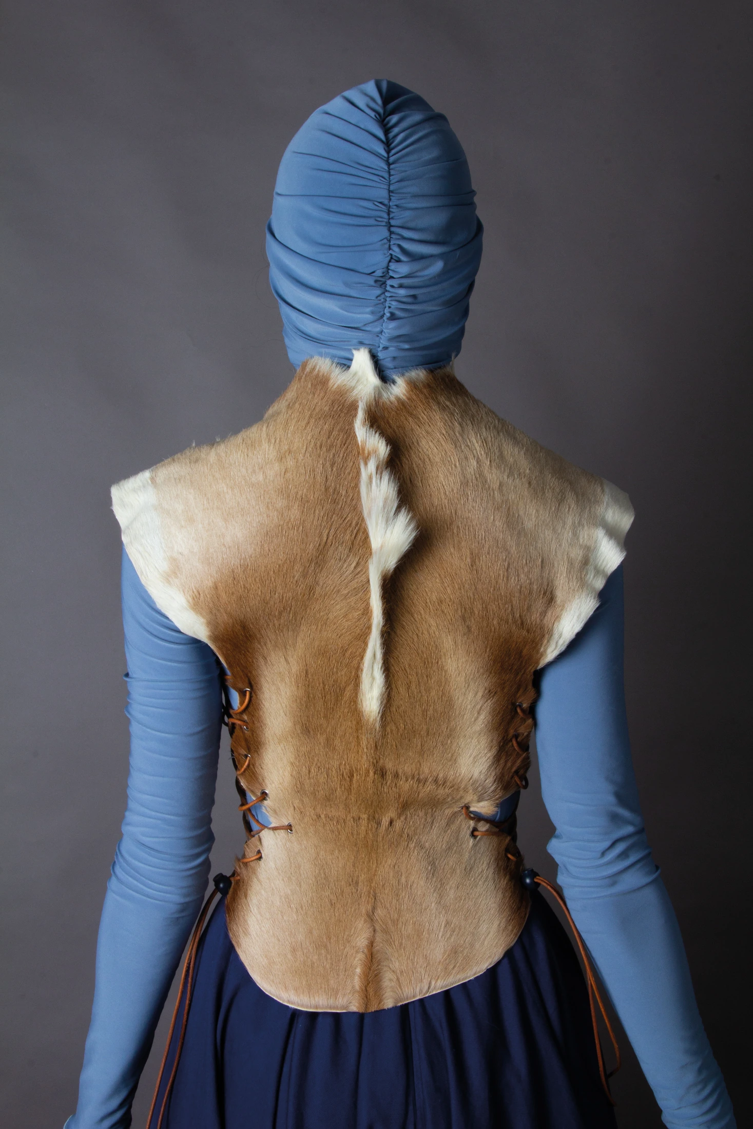 Hood gathering, hide surface and side lacing / rear detail